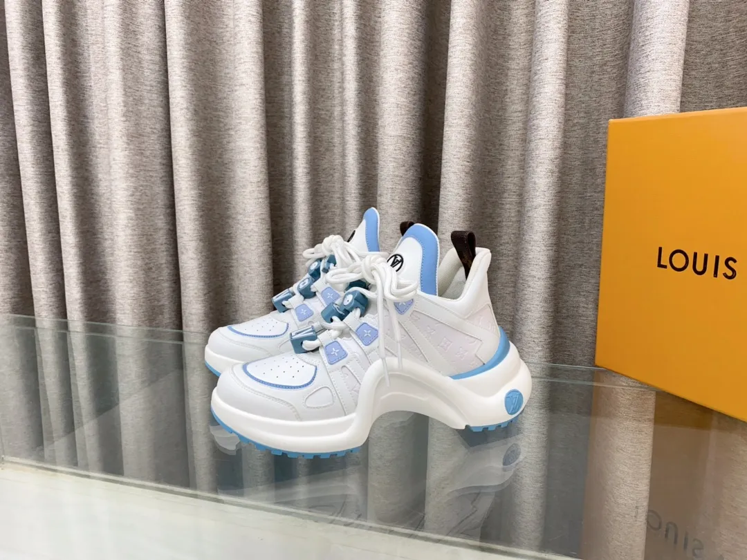 👟👟Ex-factory price 760👟👟 Louis Vuiton·Louis Vuitton 24/ New Chinese Valentine's Day limited edition LV Archlight series arch sole dad shoes casual thick-soled lace-up sneakers top version🔝original purchase, development and production👍🏻 This LV dad shoe features an eye-catching wavy sole and large tongue. It is equipped with a sporty super-elastic running shoe style rubber outsole, which is very eye-catching. It is also combined with a soft and elastic upper made of a variety of high-tech fabrics, making the upper foot comfortable and soft! 🤩 Fabric: Original custom-made first-layer cowhide + technical fabrics Lining: Original imported breathable mesh lining + cowhide foot pads Sole: Original molded correct U-shaped arch outsole Bottom thickness: about 5cm Size: 35-39 (40.41 custom-made, non-refundable)